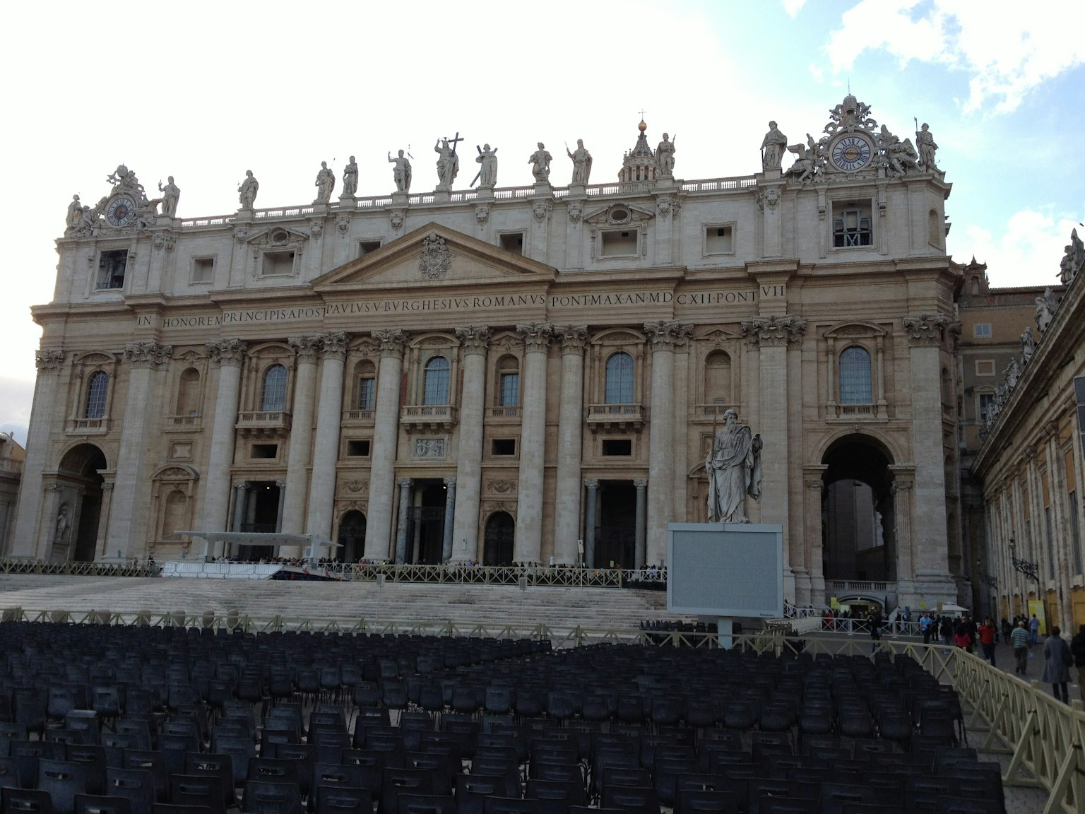 Vista esterna della basilica di San Pietro in Vaticano con una bellissima architettura e sculture