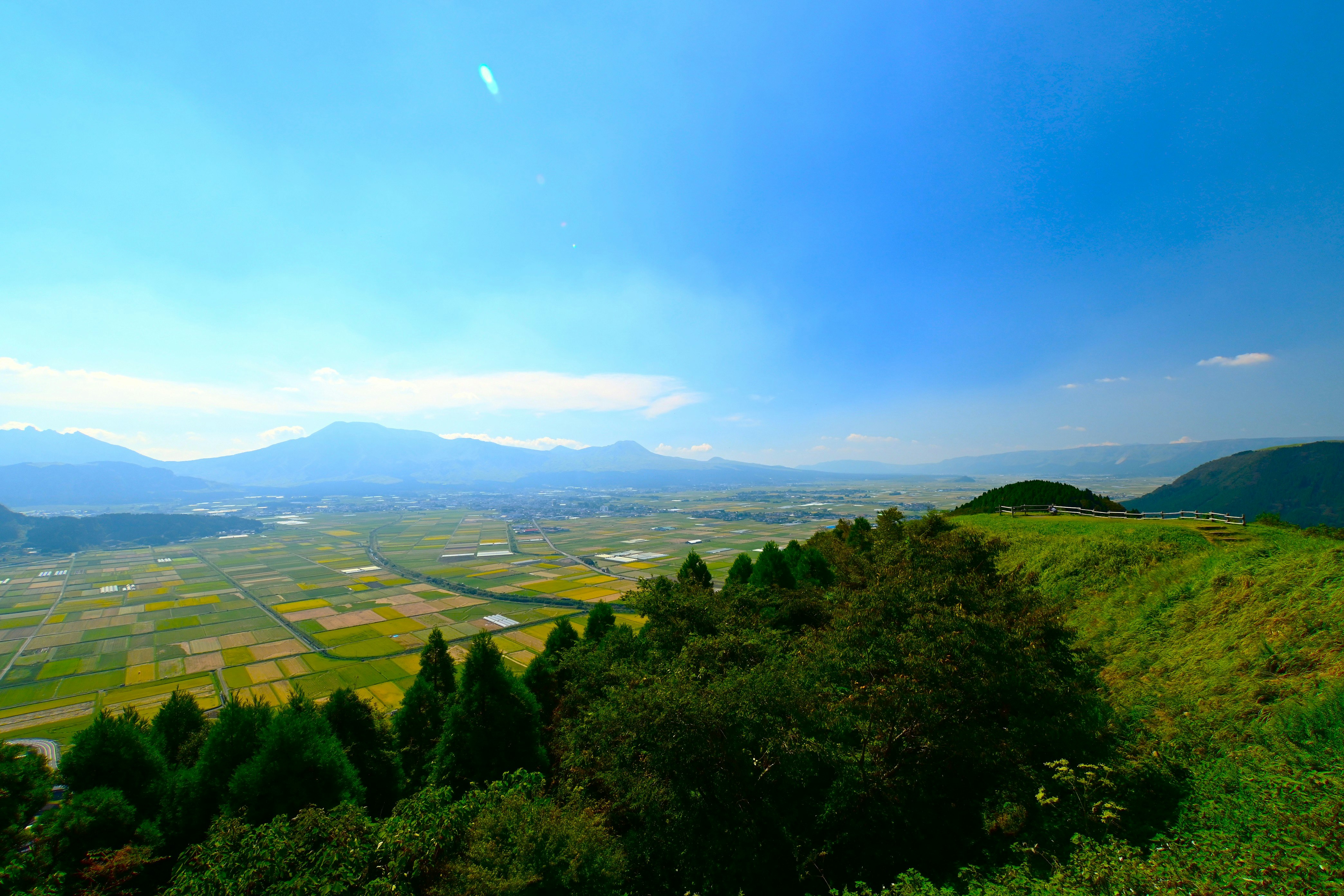 阿蘇の緑の丘と広がる田園風景