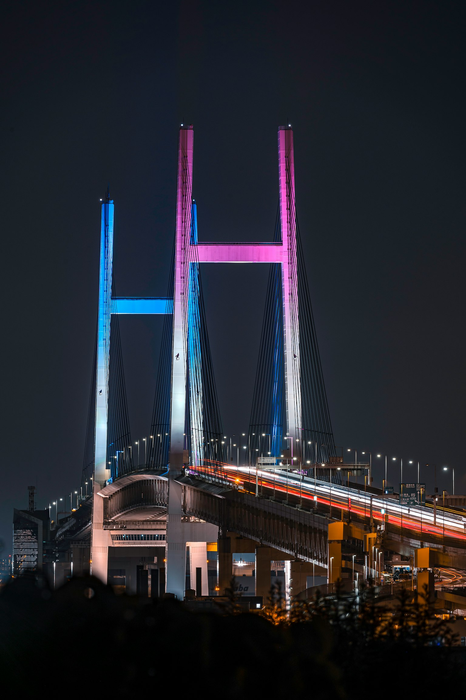 Lengkungan indah jembatan yang diterangi di malam hari