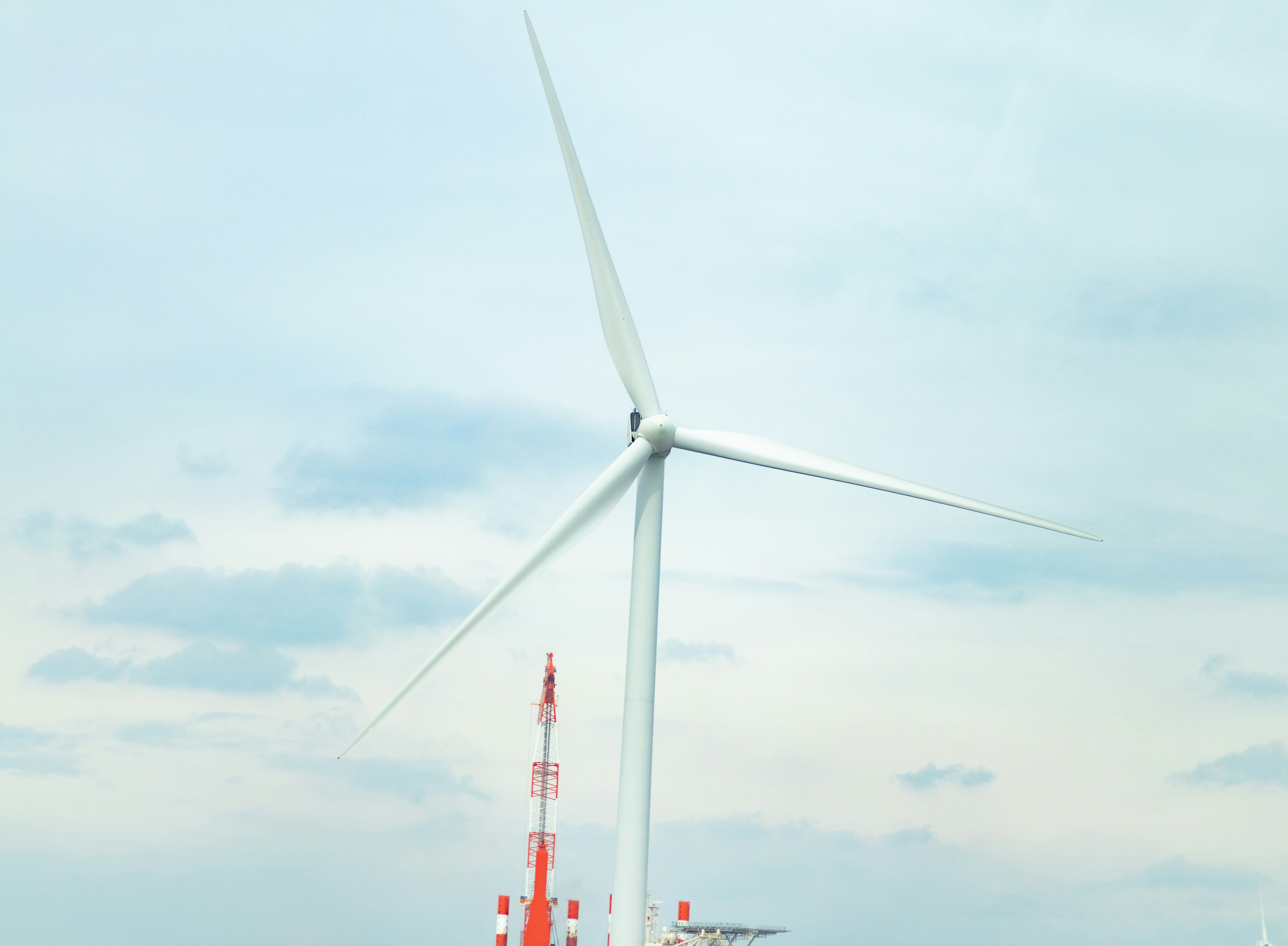 風力発電の風車と青空