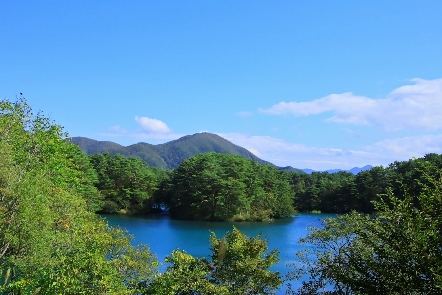 青い湖と緑の山々の風景