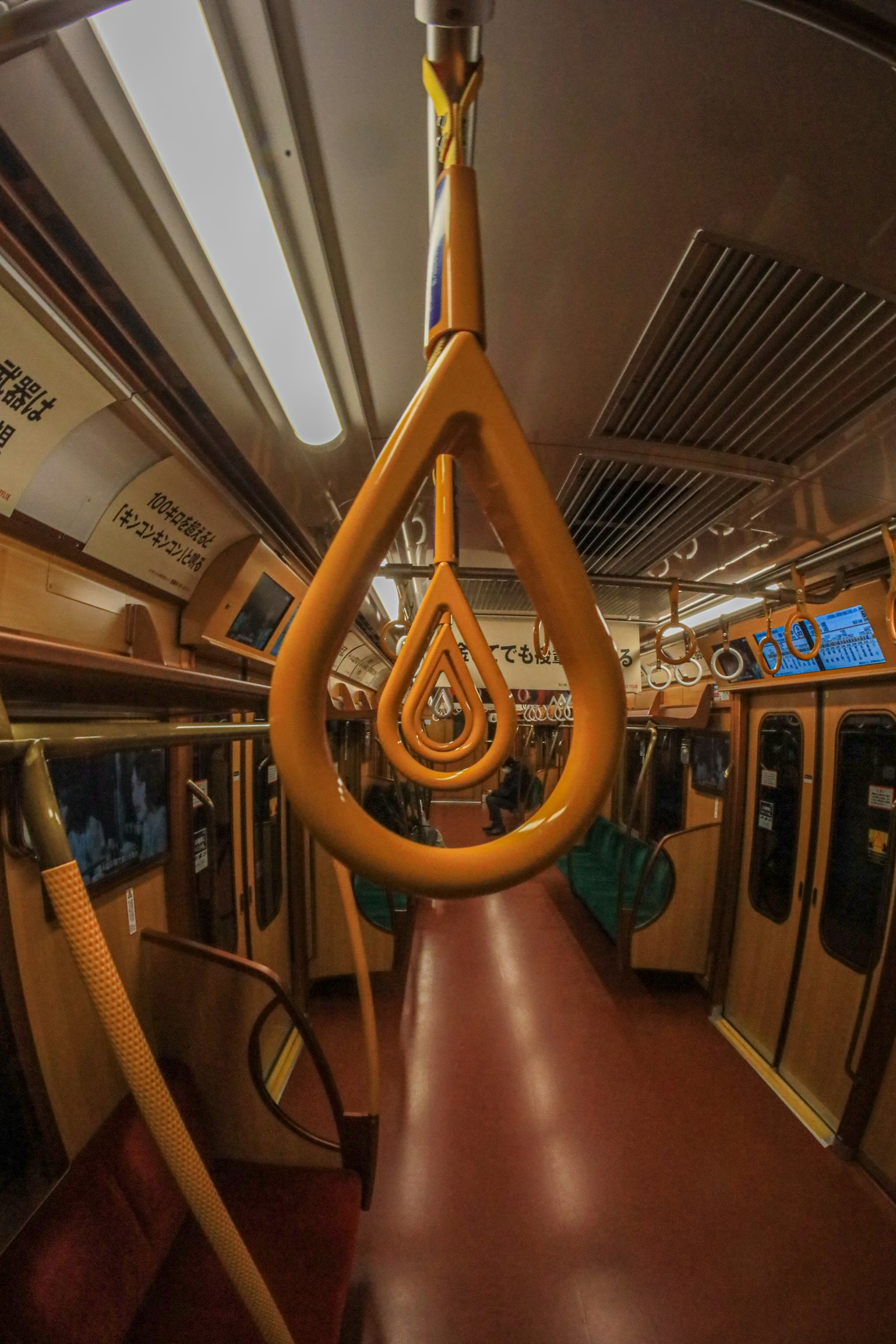 地鐵車廂內突出的橙色扶手