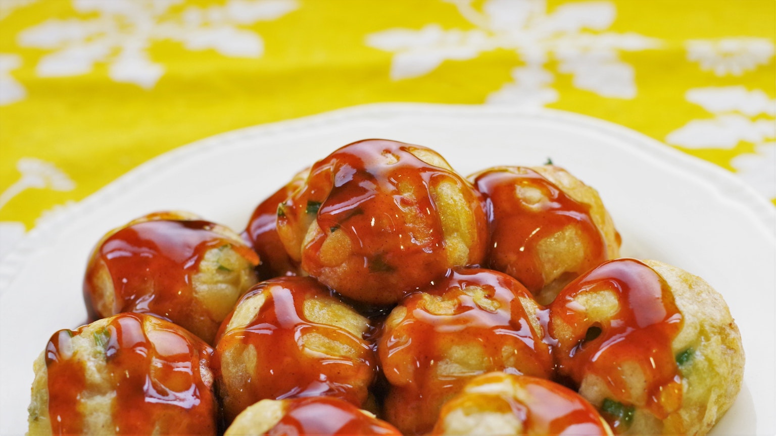 달콤한 소스가 뿌려진 타코야키 접시