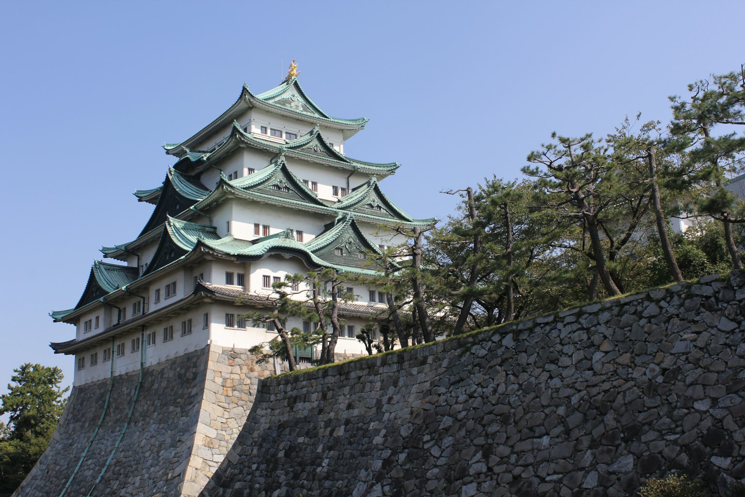 Nagoya Schloss mit schöner Architektur und grünen Dächern
