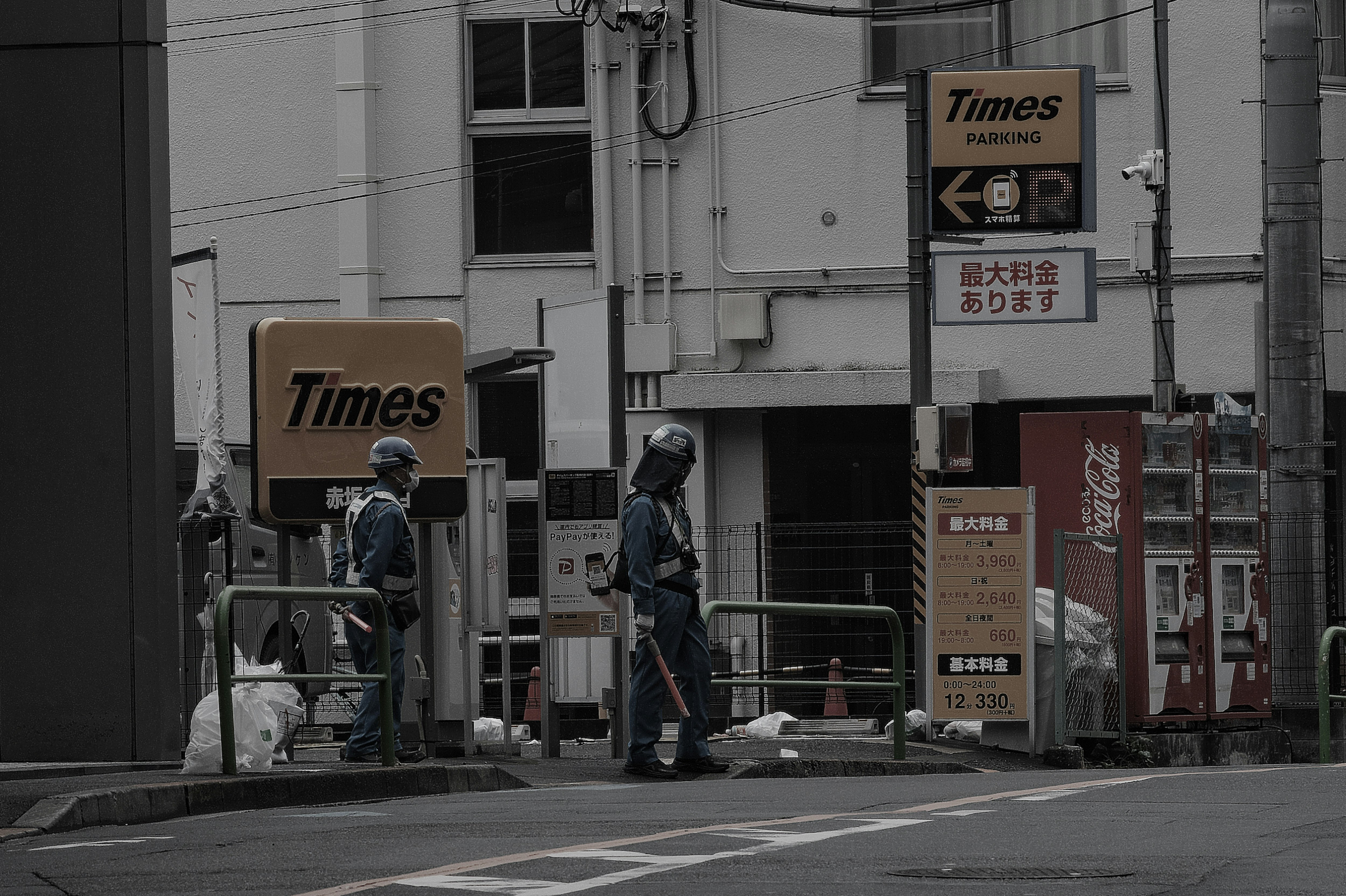 Timesの看板がある駐車場前の街角