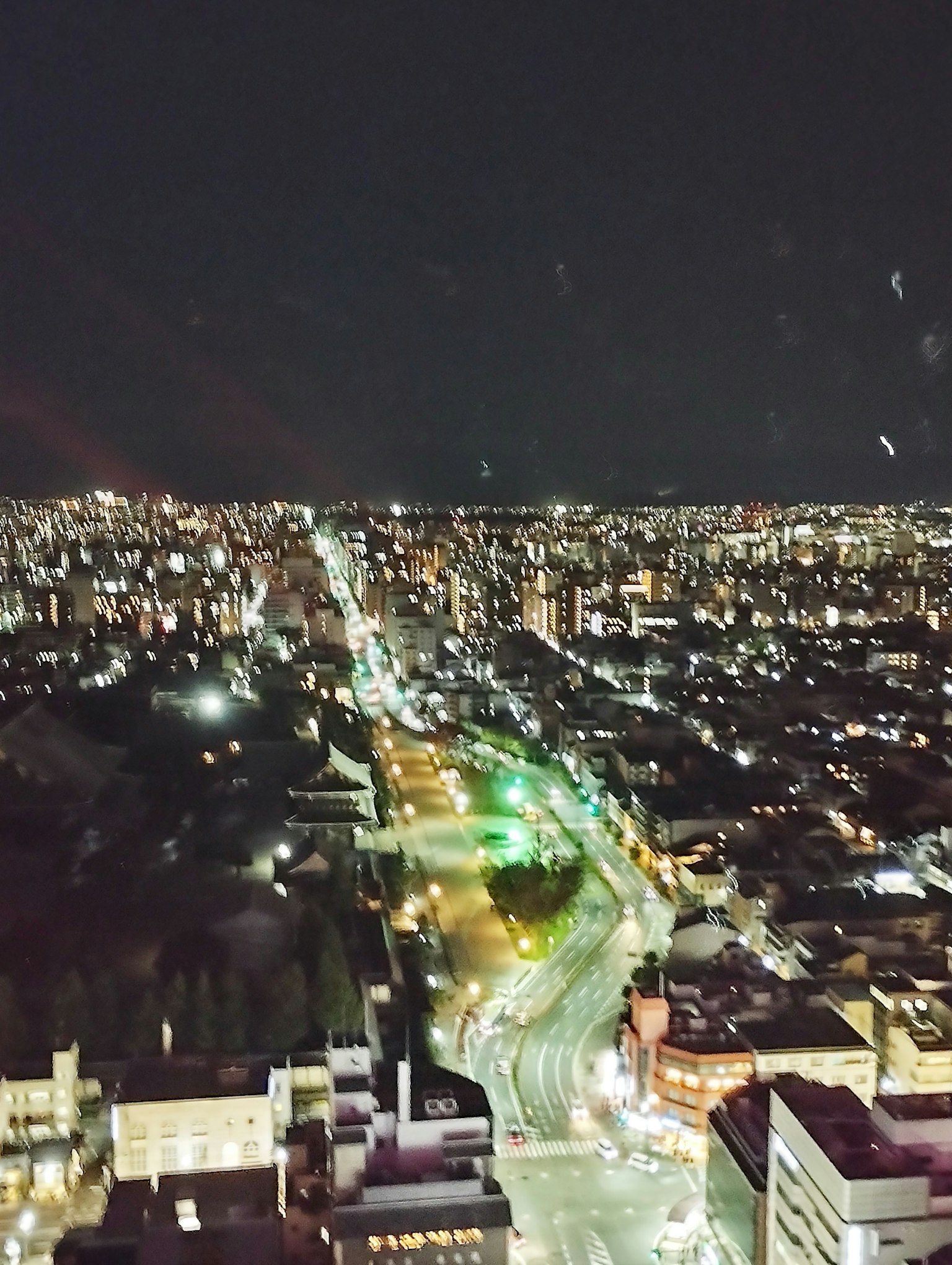 Paisaje urbano nocturno con calles y edificios iluminados
