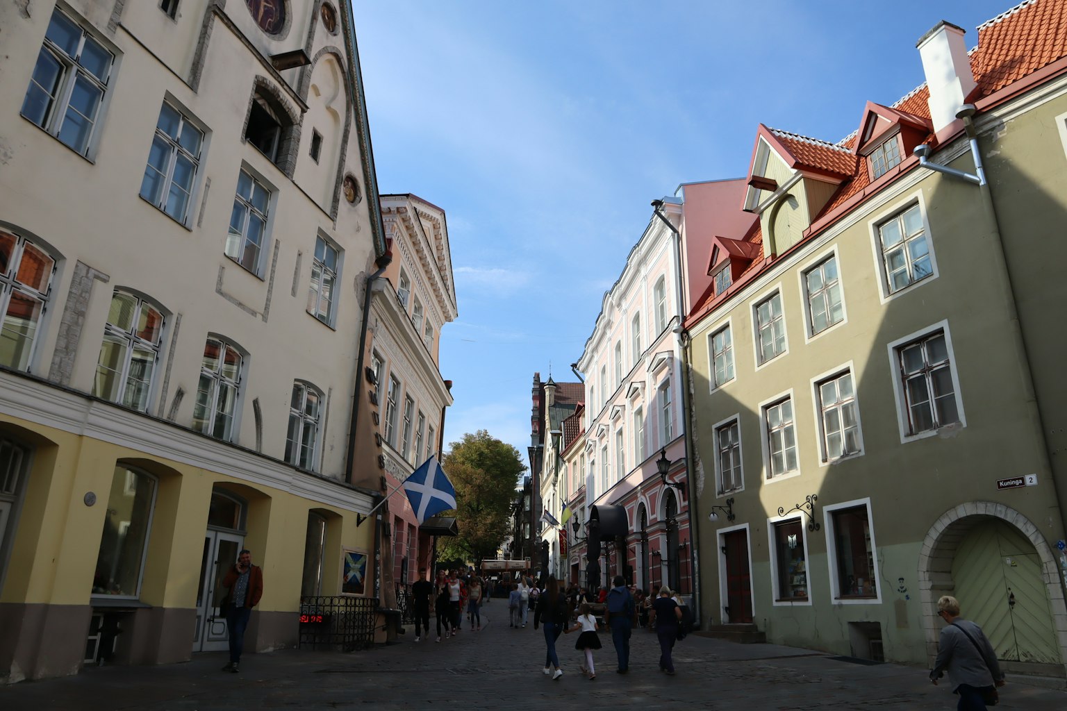 ทิวทัศน์ถนนในเมืองเก่าของทาลลินน์ที่มีผู้คนเดินอยู่