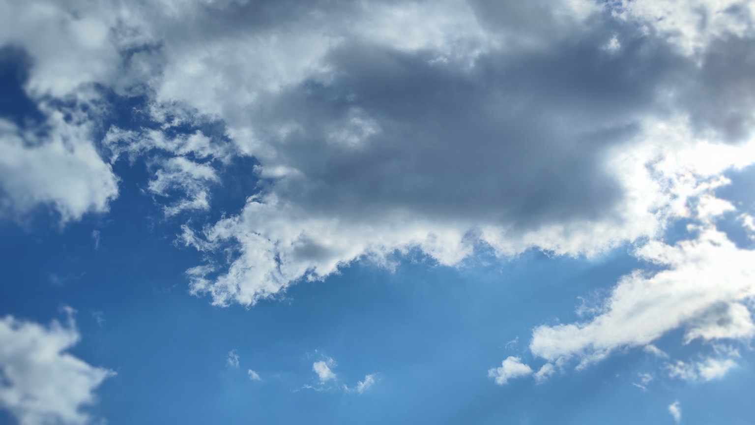 Eine Landschaft mit blauem Himmel und weißen Wolken