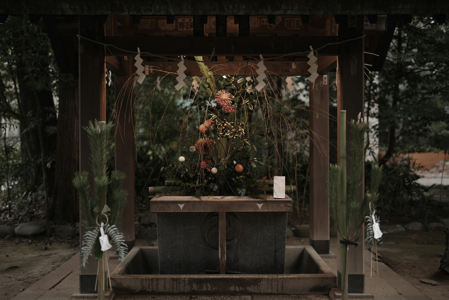 木質神社般的結構裝飾著花卉和植物