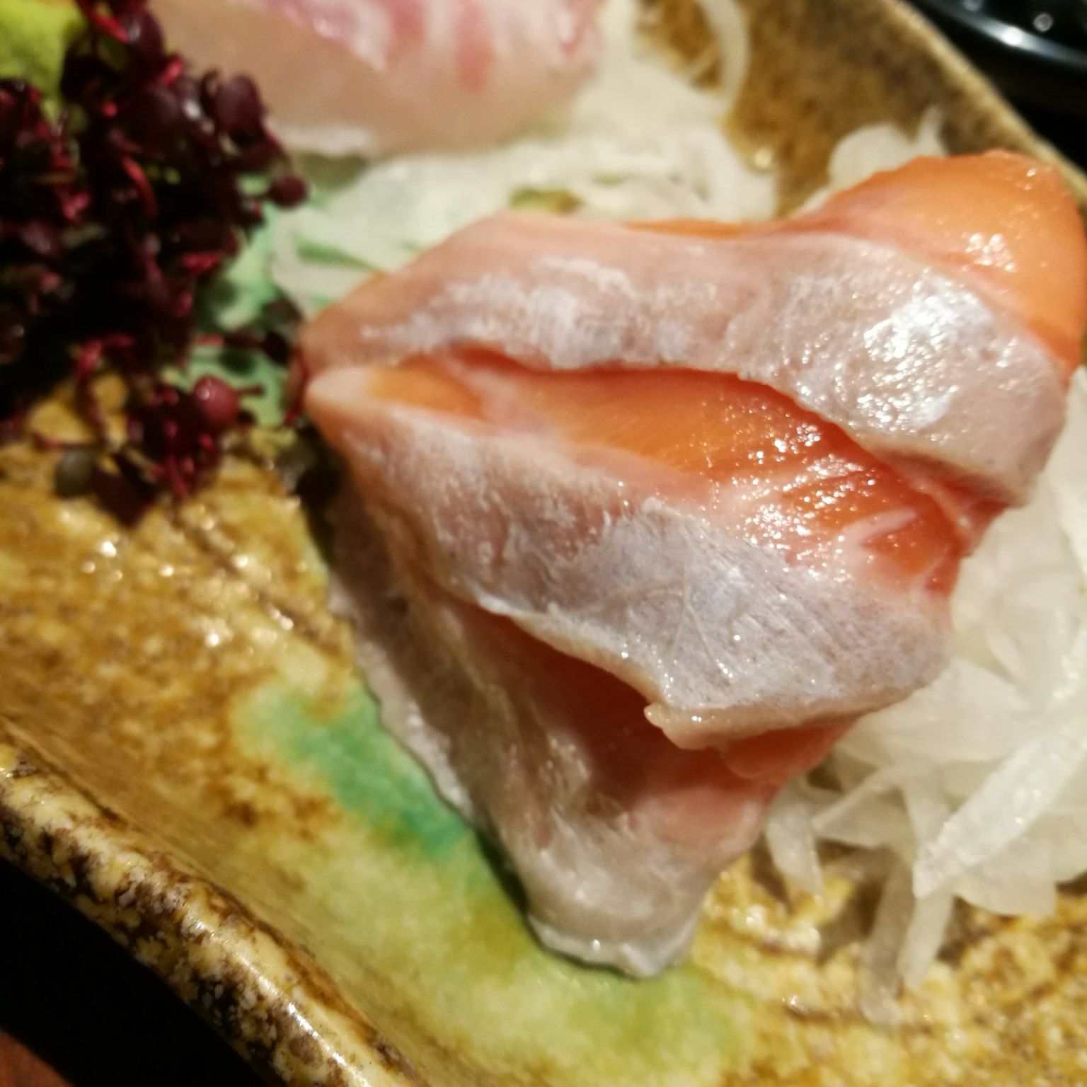 Trình bày sashimi tươi với các món trang trí đầy màu sắc