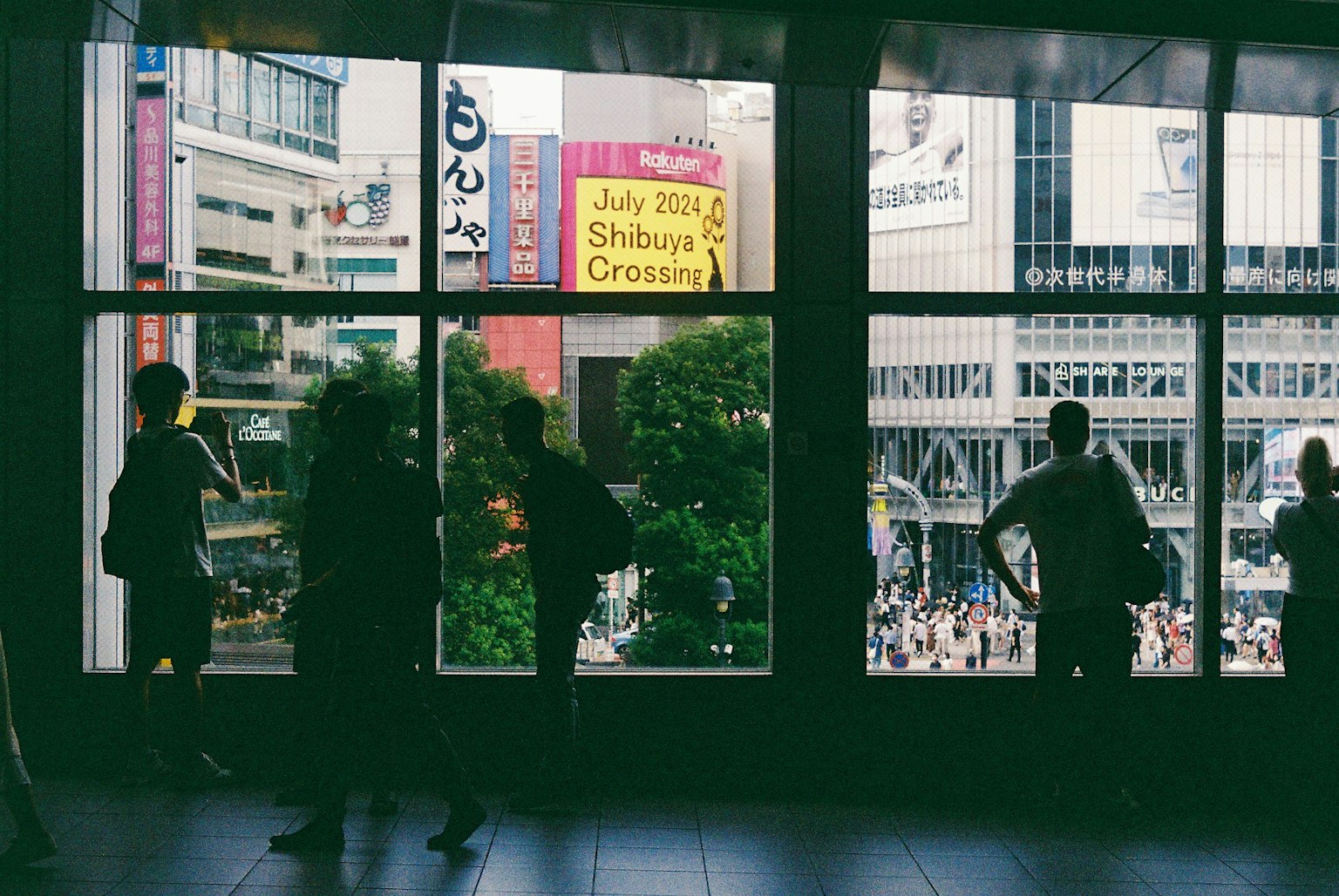 Scène urbaine avec des personnes visibles à travers de grandes fenêtres bâtiments modernes et verdure à l'extérieur