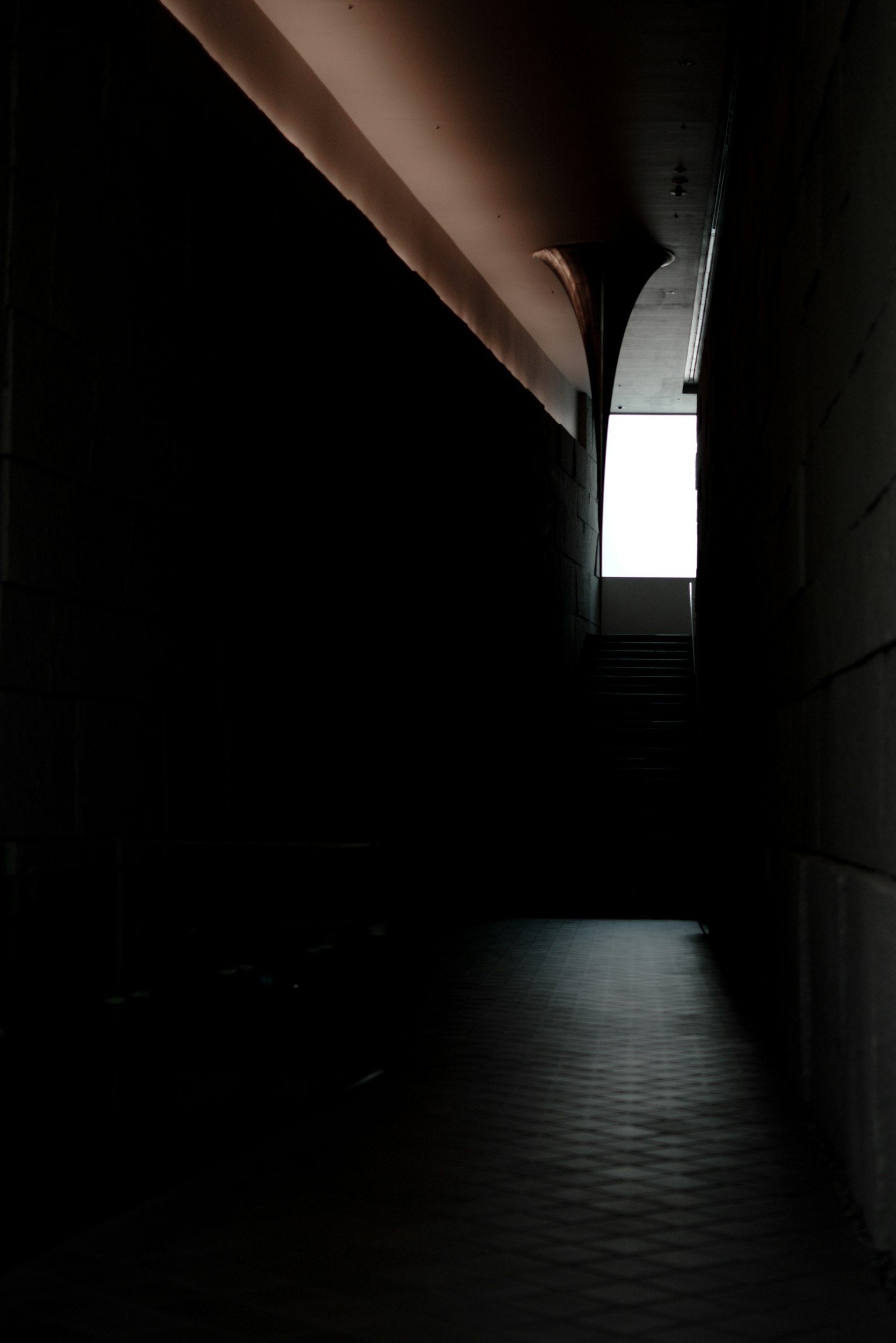 Một hành lang tối tăm dẫn đến một cửa sổ sáng