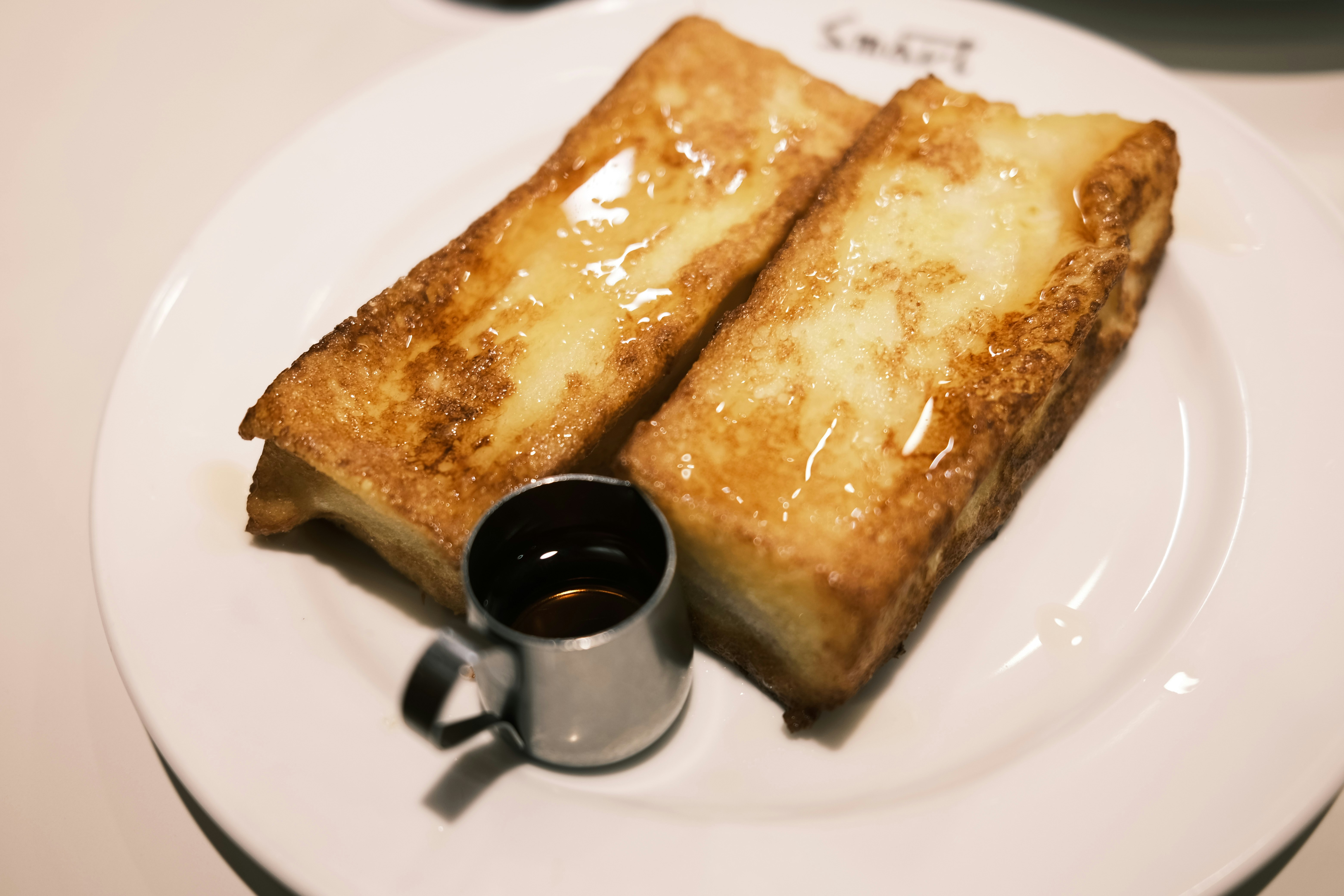 pain perdu sur une assiette avec sirop d’érable