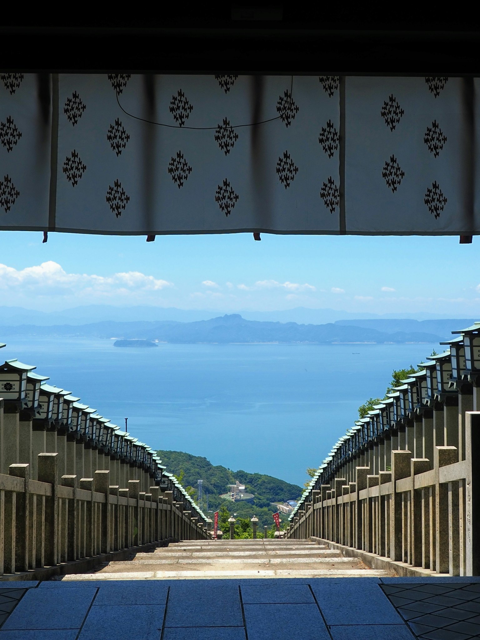 Vista di una scala che conduce a un panorama sull'oceano