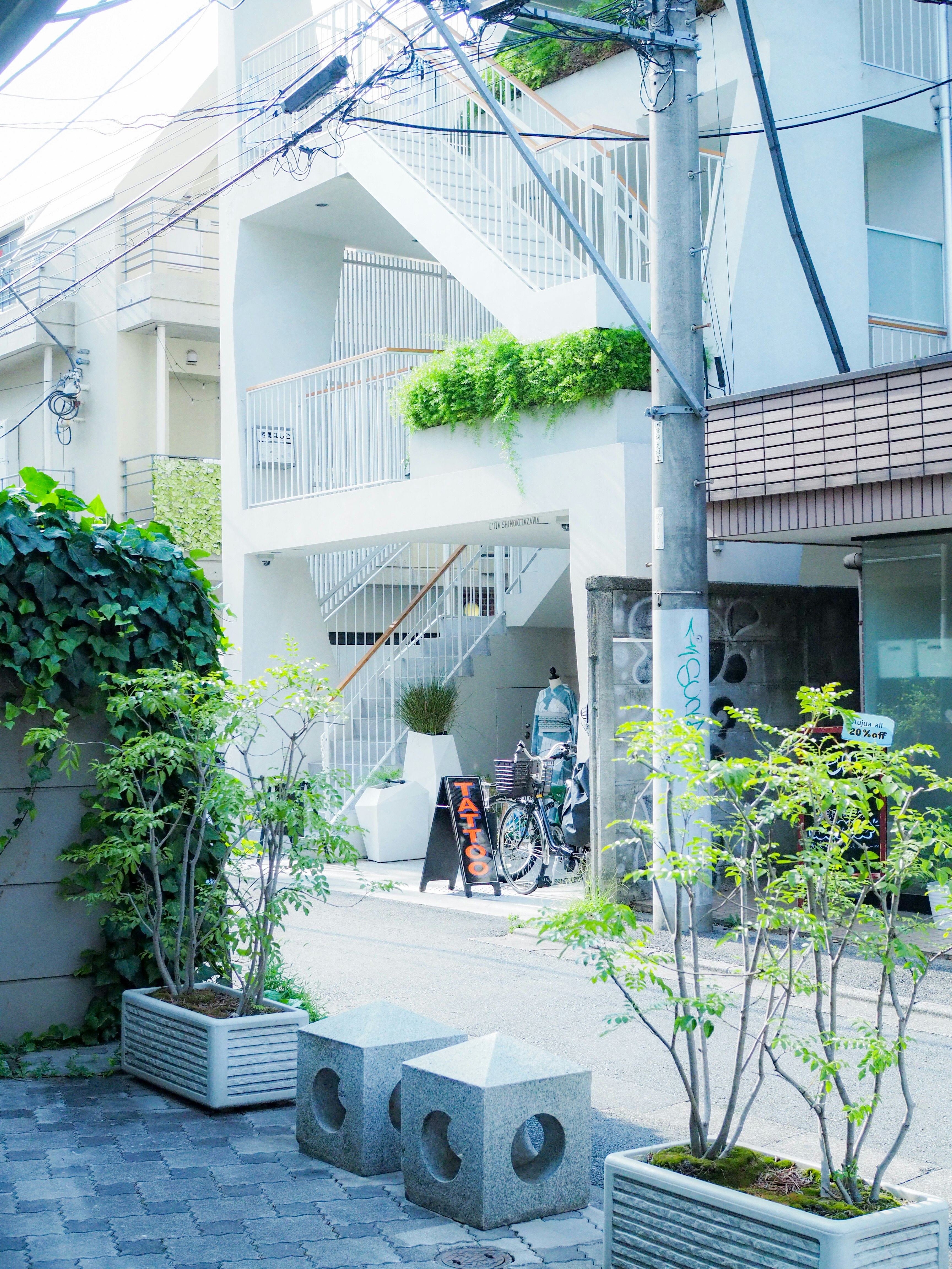 中庭の植栽と自転車が並ぶ住宅の通路
