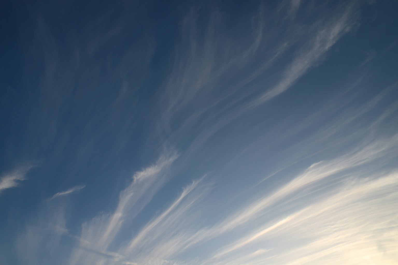 Una vista di nuvole che fluiscono in un cielo blu