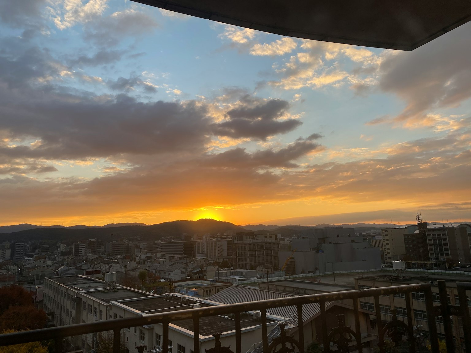 Schöne Landschaft mit Sonnenuntergang über den Bergen