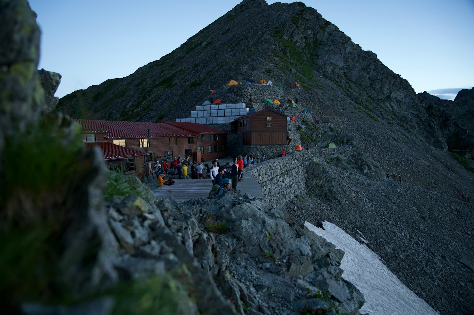 Refuge de montagne sur une pente avec un ciel crépusculaire
