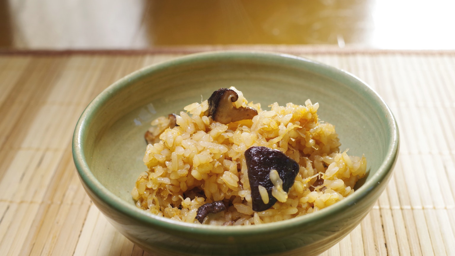 Plat de riz savoureux avec des champignons dans un bol vert