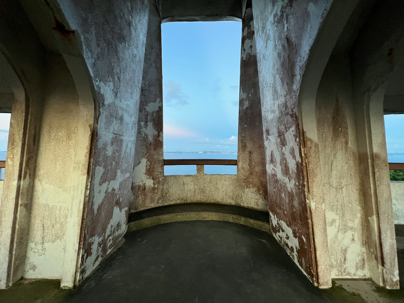 Vue intérieure d'un vieux bâtiment avec une fenêtre encadrant le ciel