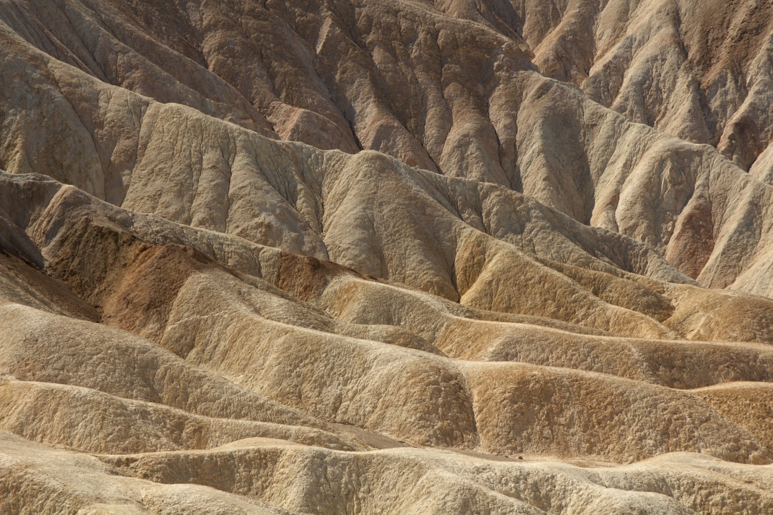 Braune Höhenzüge mit geschichteten geologischen Mustern