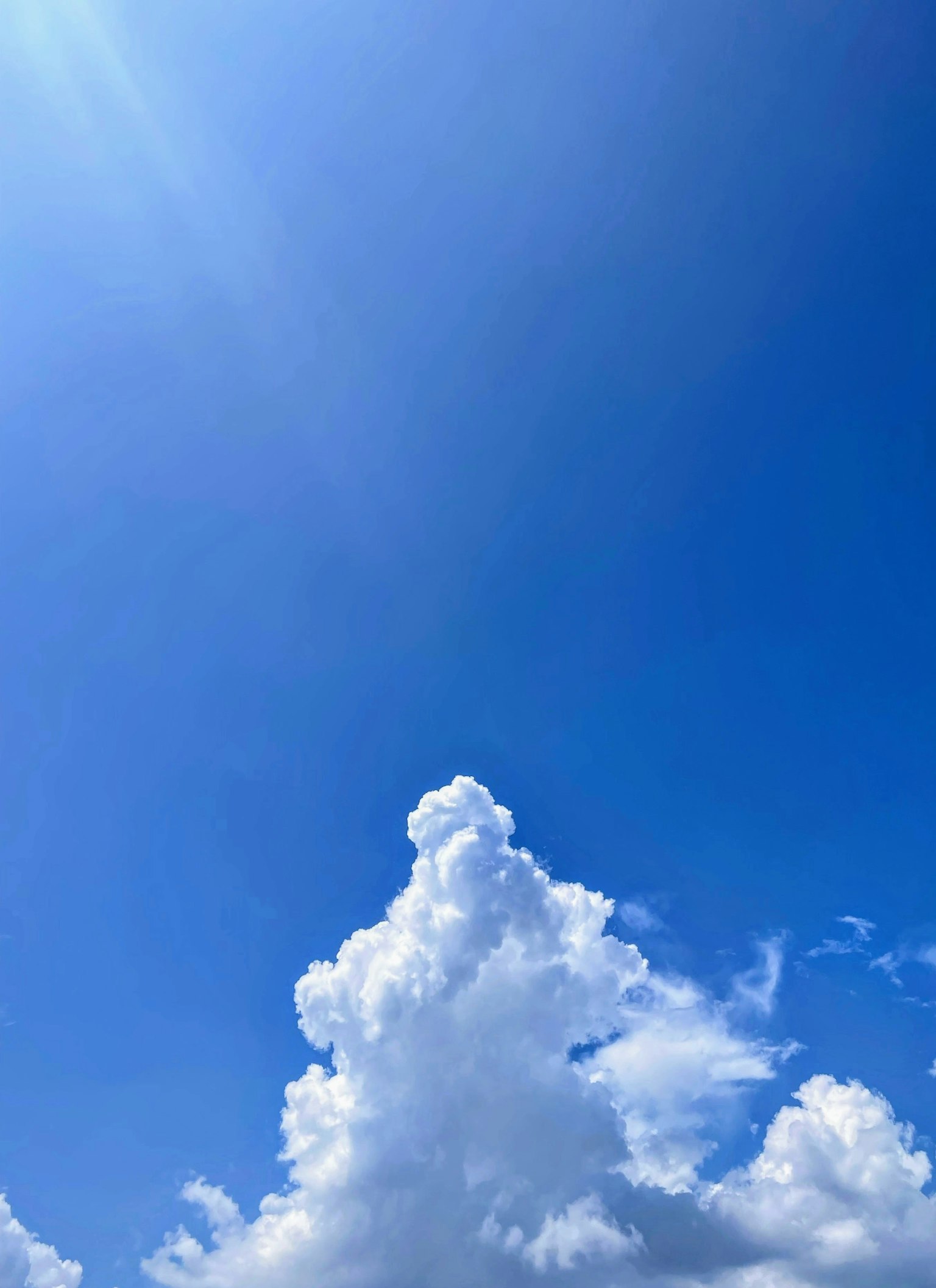 Hermosa vista del cielo azul con nubes blancas