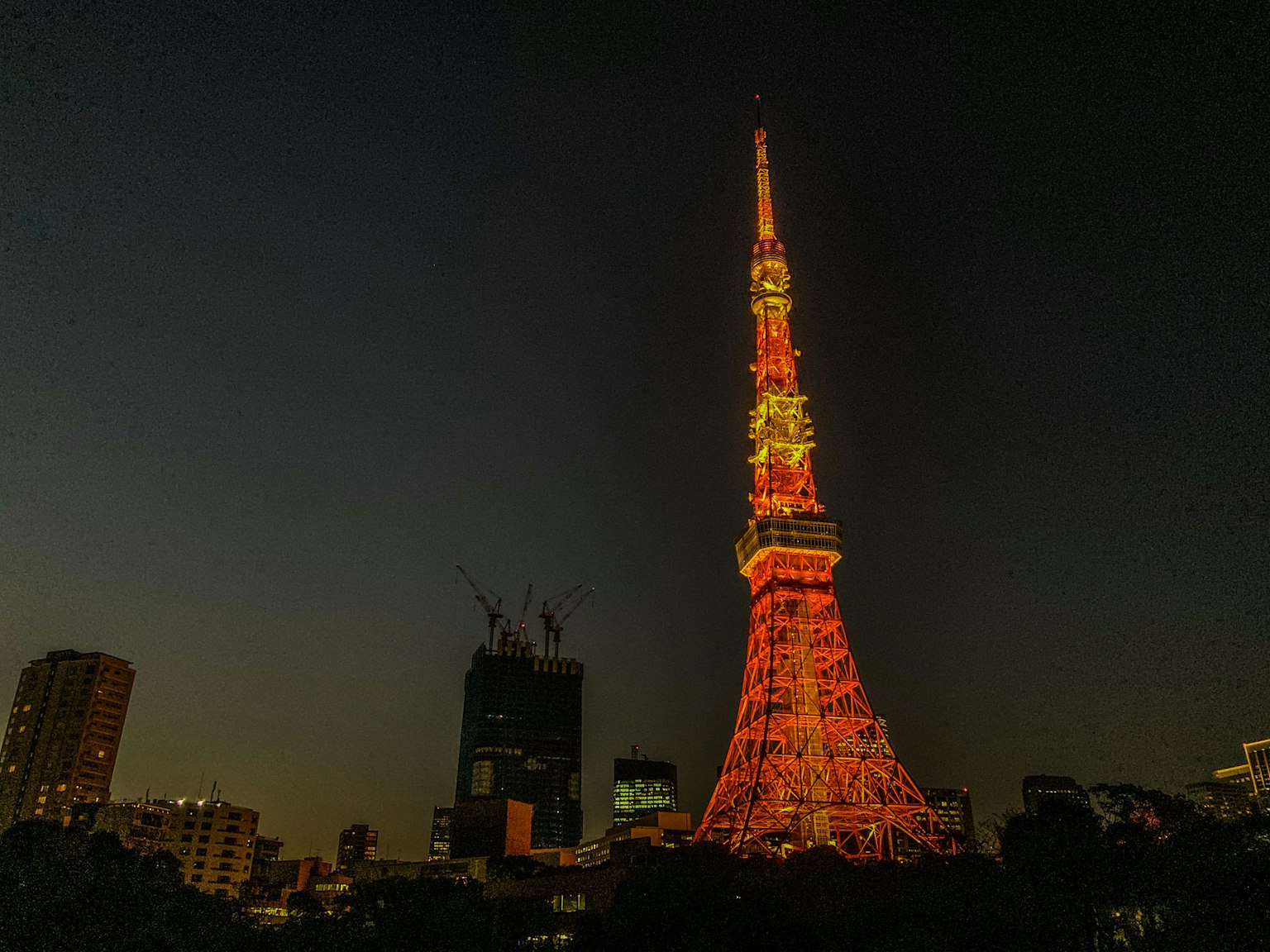 La Torre de Tokio iluminada de naranja por la noche mostrando un paisaje impresionante