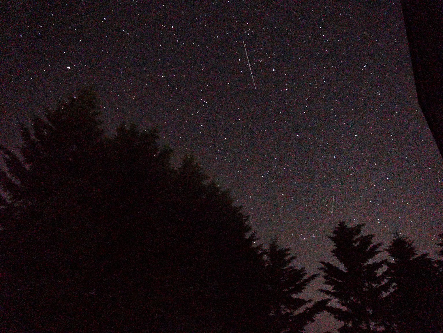 星星滿天的夜空和一顆流星
