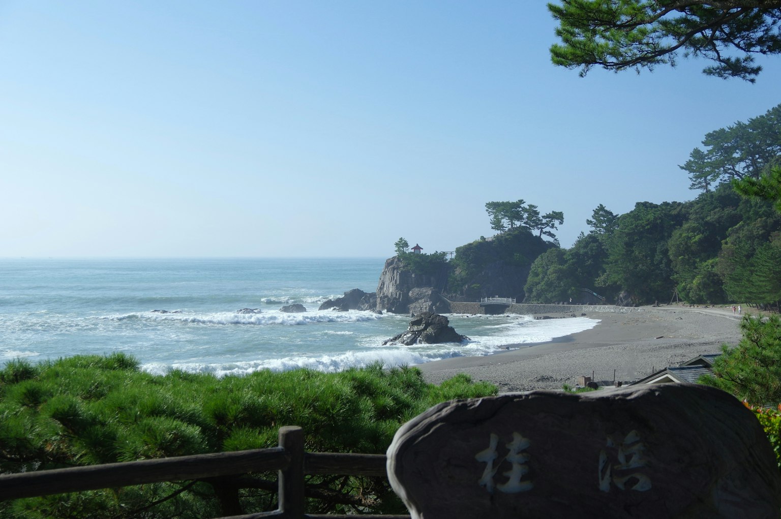 잔잔한 파도와 푸른 나무가 있는 평화로운 해변 풍경