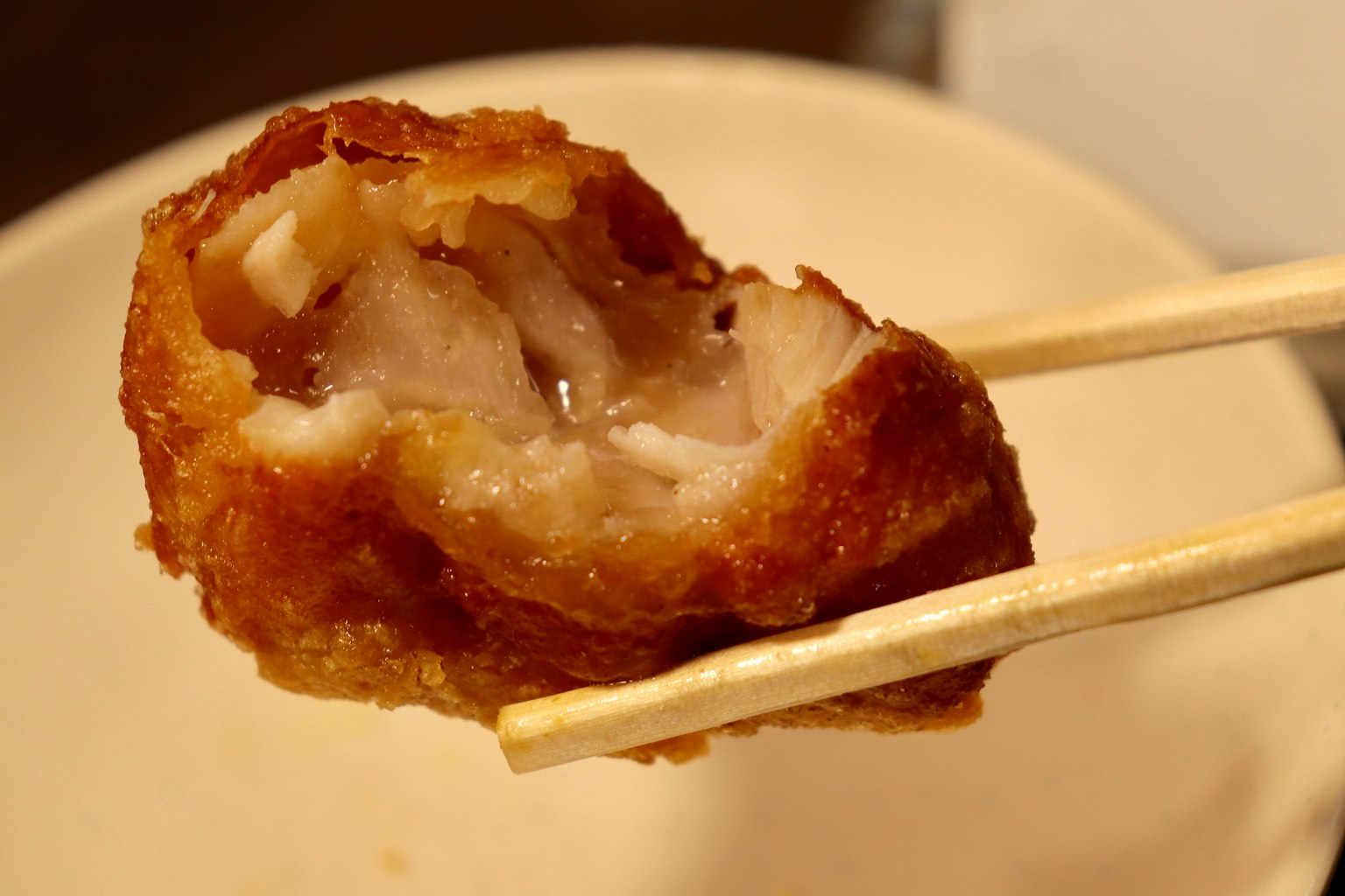 用筷子夾著一塊炸雞