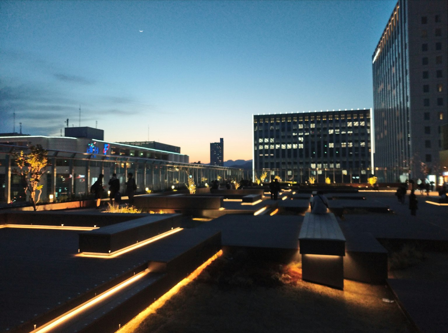 Städtische Landschaft bei Nacht mit beleuchteten Gebäuden und klarem Himmel