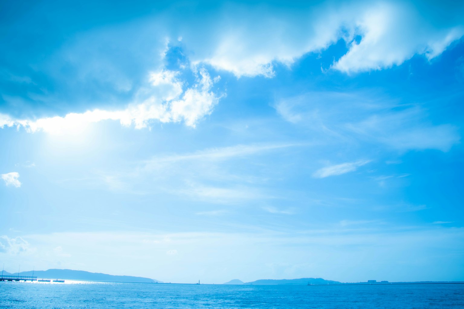 Un paisaje hermoso de mar y cielo azul con nubes