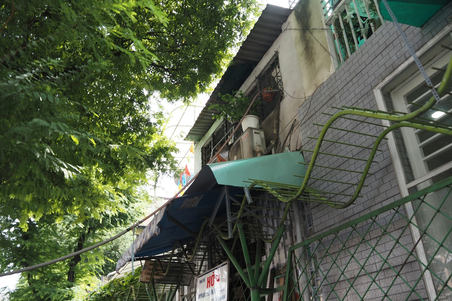 Esterno di un edificio circondato da alberi e un tetto verde