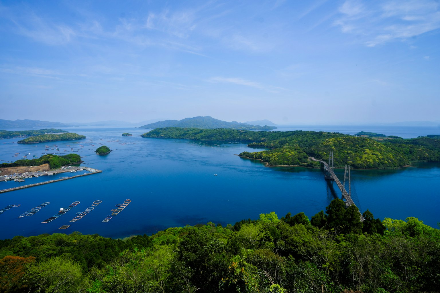 Un paisaje hermoso con mar azul e islas verdes