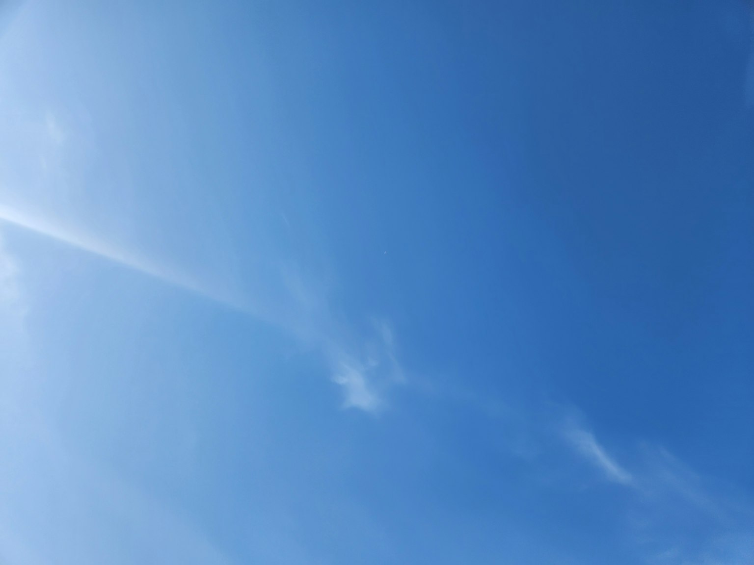 Cielo azul claro con nubes ligeras