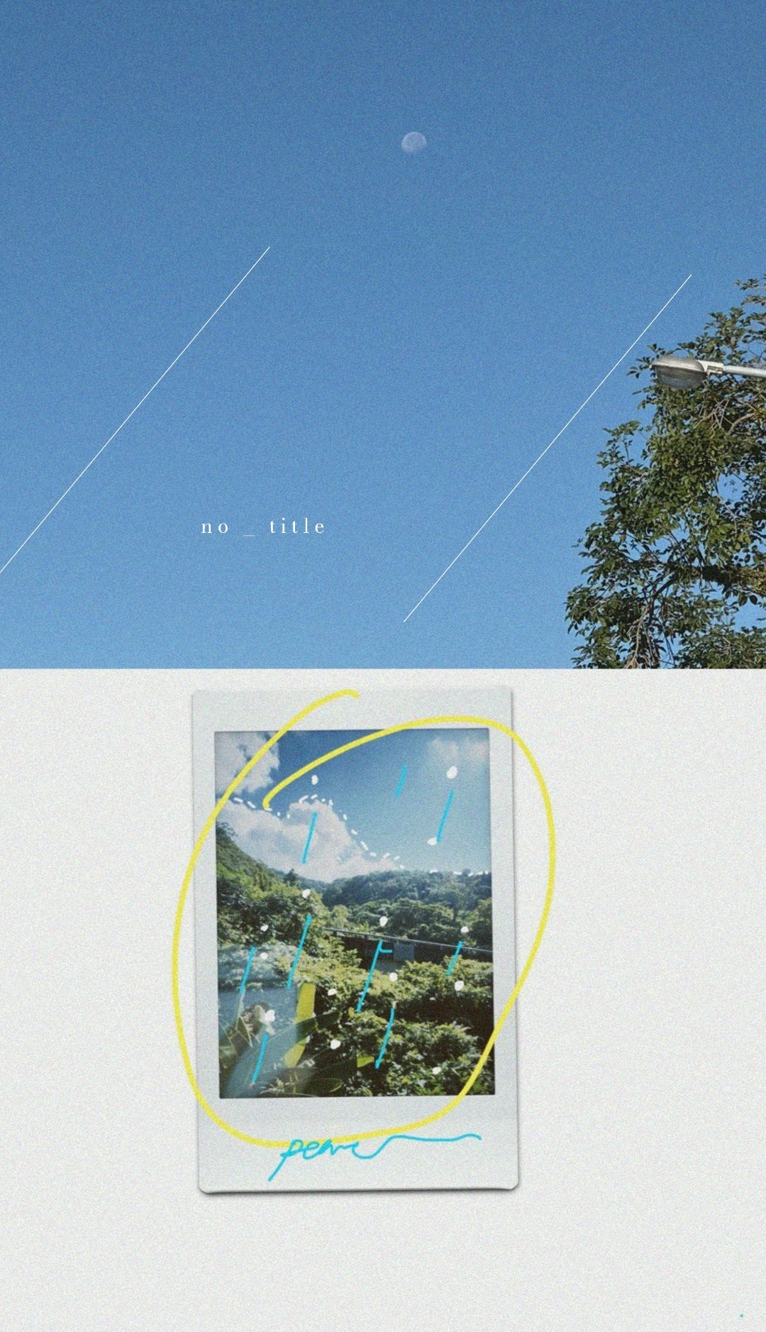 青空の下の白い壁に飾られた小さな写真
