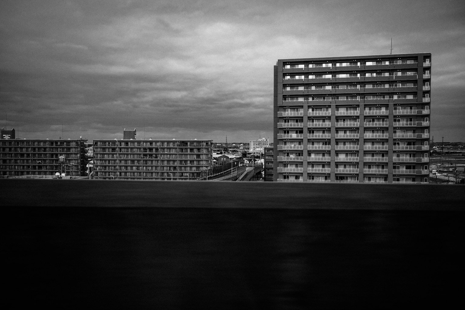 Paysage urbain monochrome avec des immeubles et un ciel nuageux