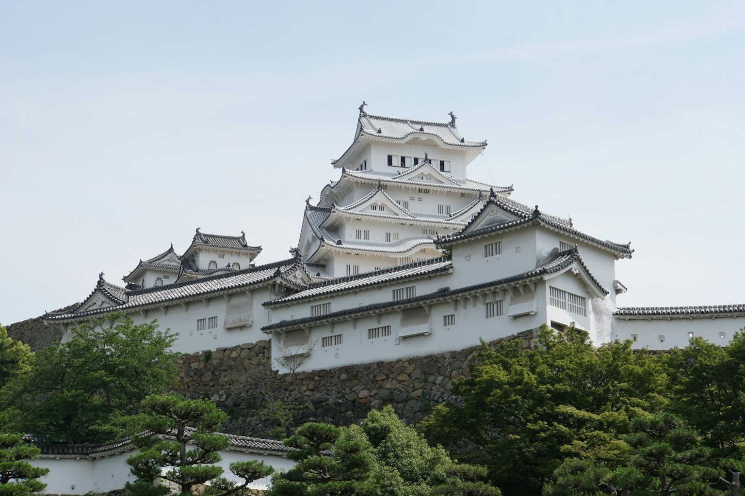 Vue majestueuse du château de Himeji avec ses murs blancs et ses toits élégants