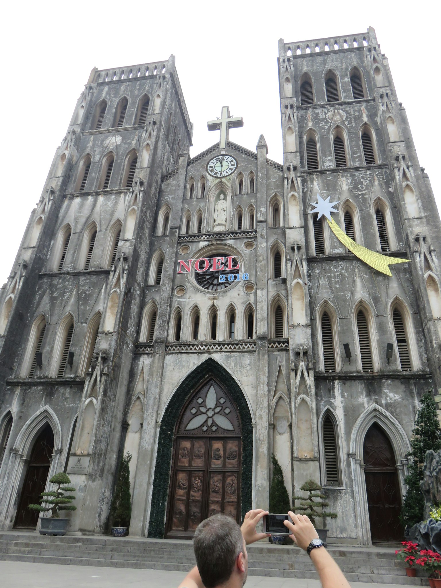 Fassade einer Kathedrale mit einer Person, die ein Foto macht