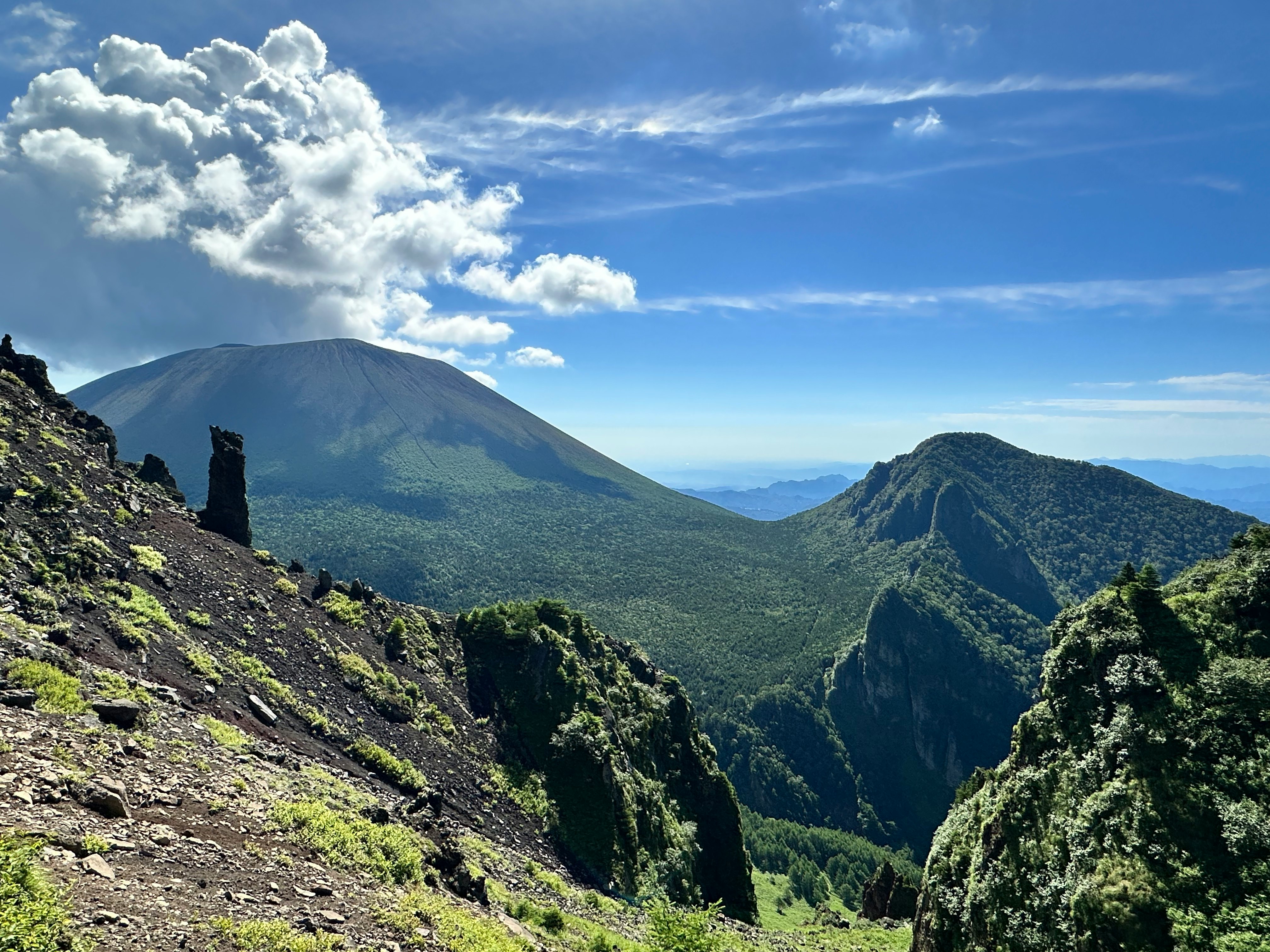 綠色山脊與雲層覆蓋的山景
