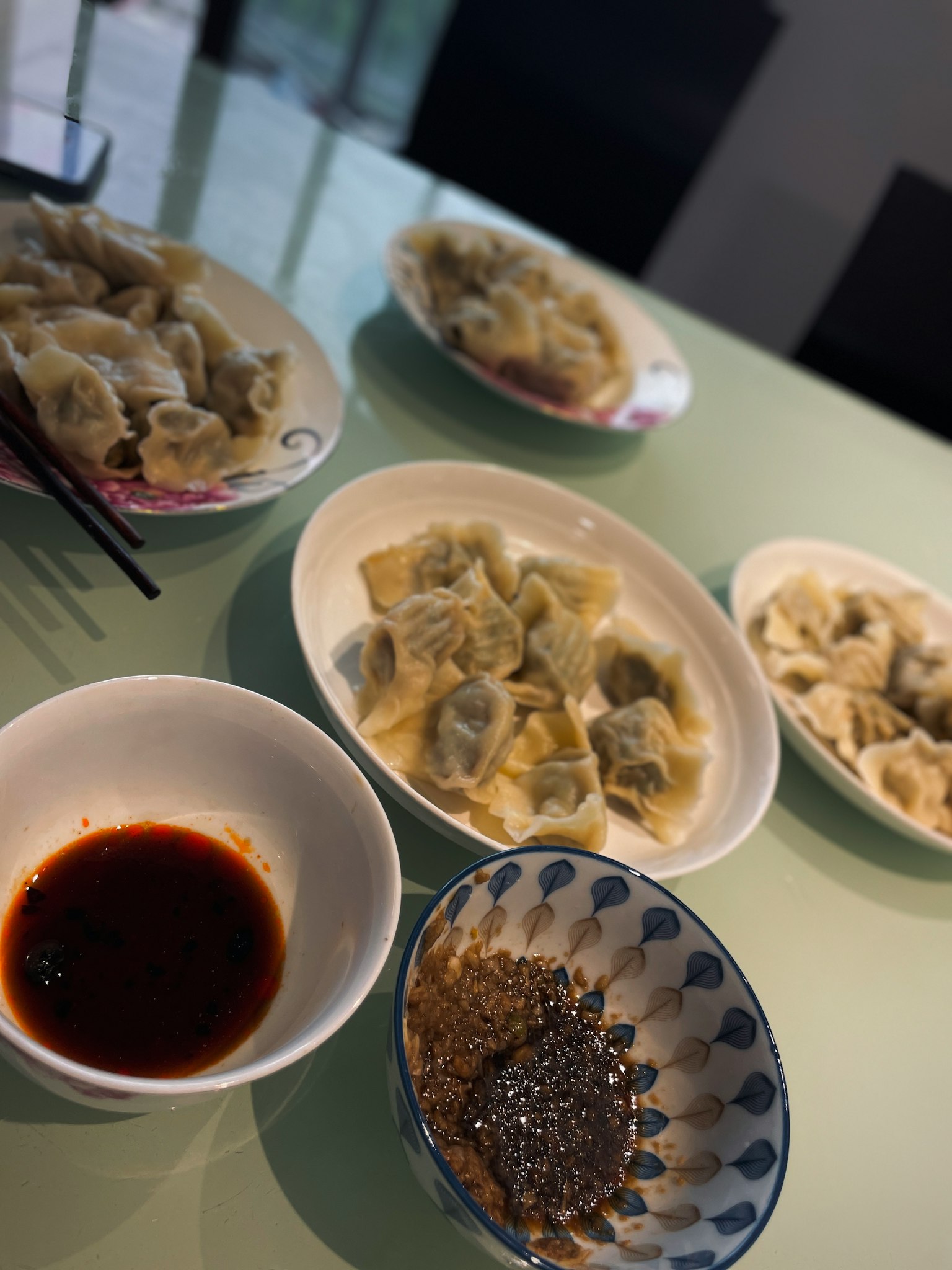 テーブルに並んだ餃子と調味料の皿