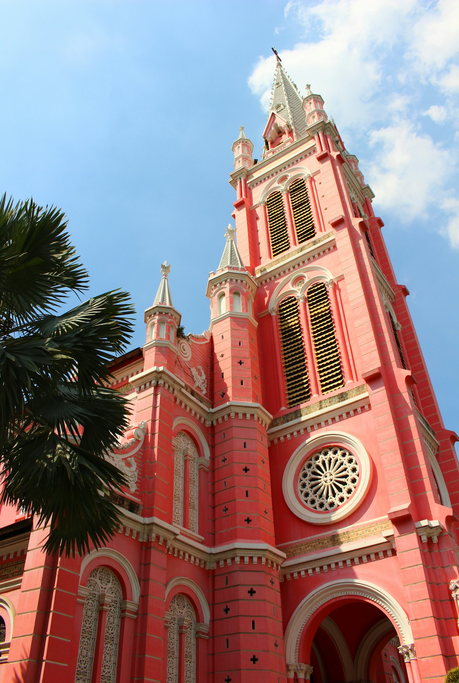 Tour d'église rose vif contre un ciel bleu