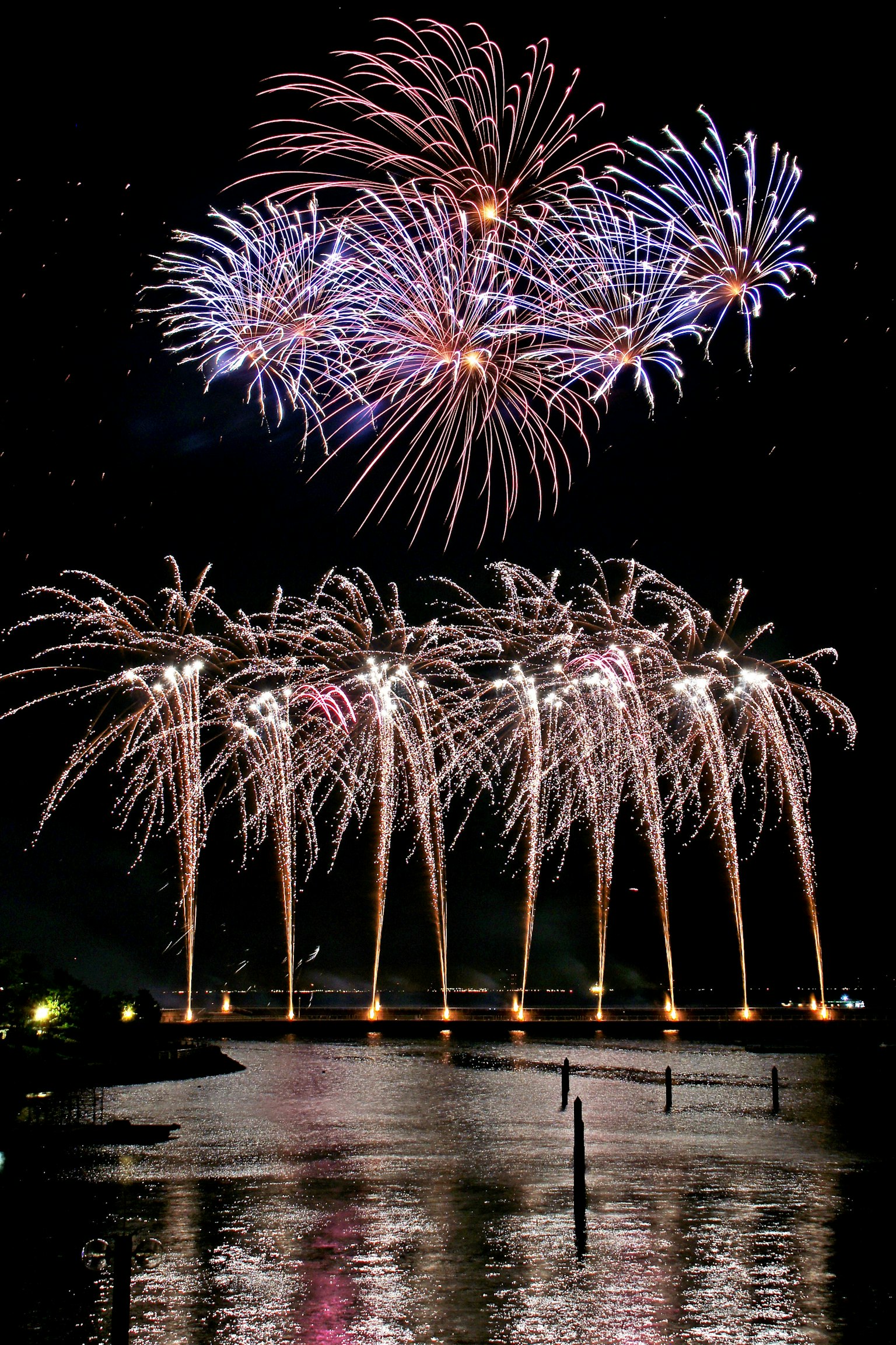 夜空に広がる花火が美しく輝く光景