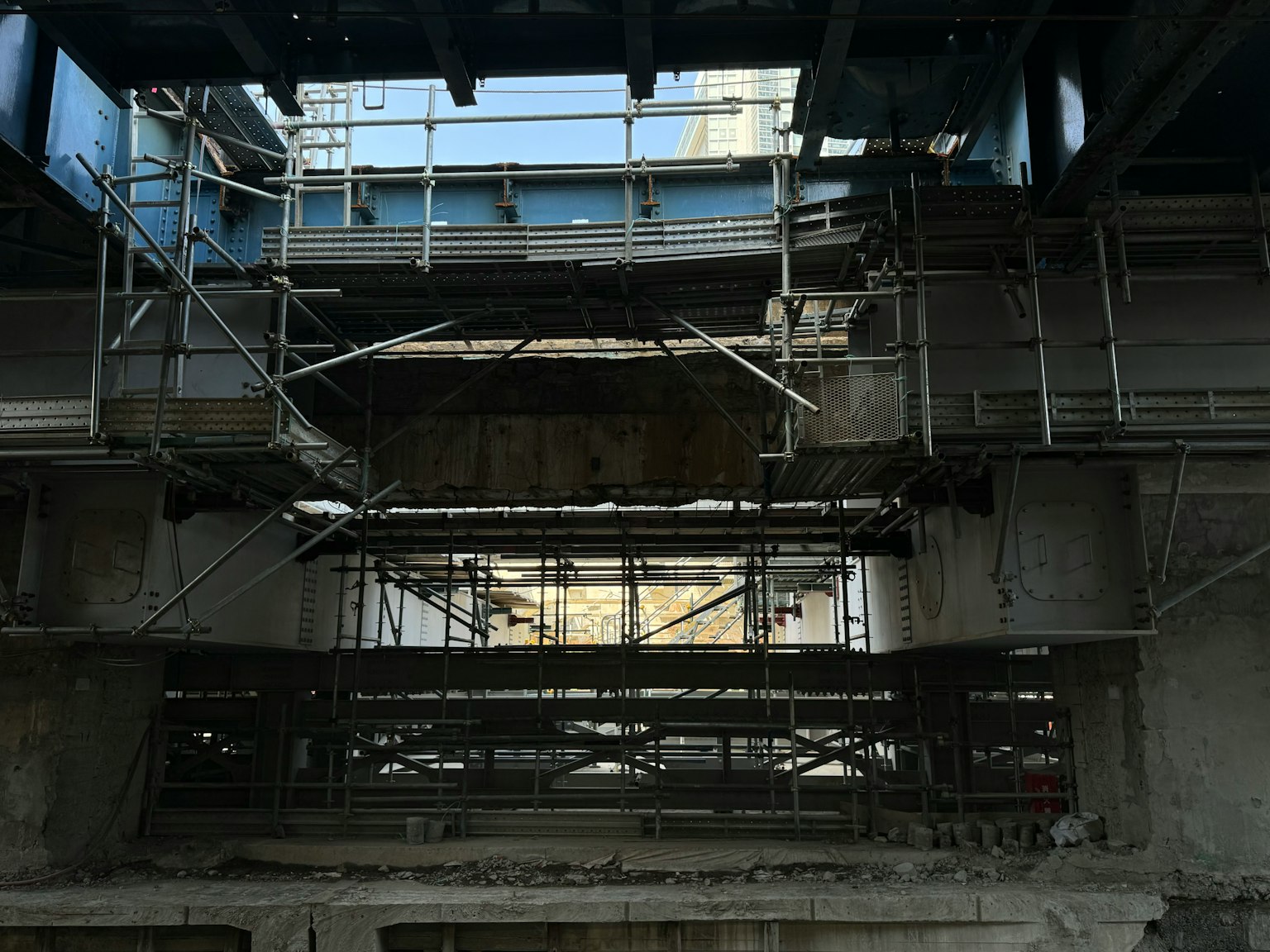 建筑工地，特色脚手架和混凝土结构
