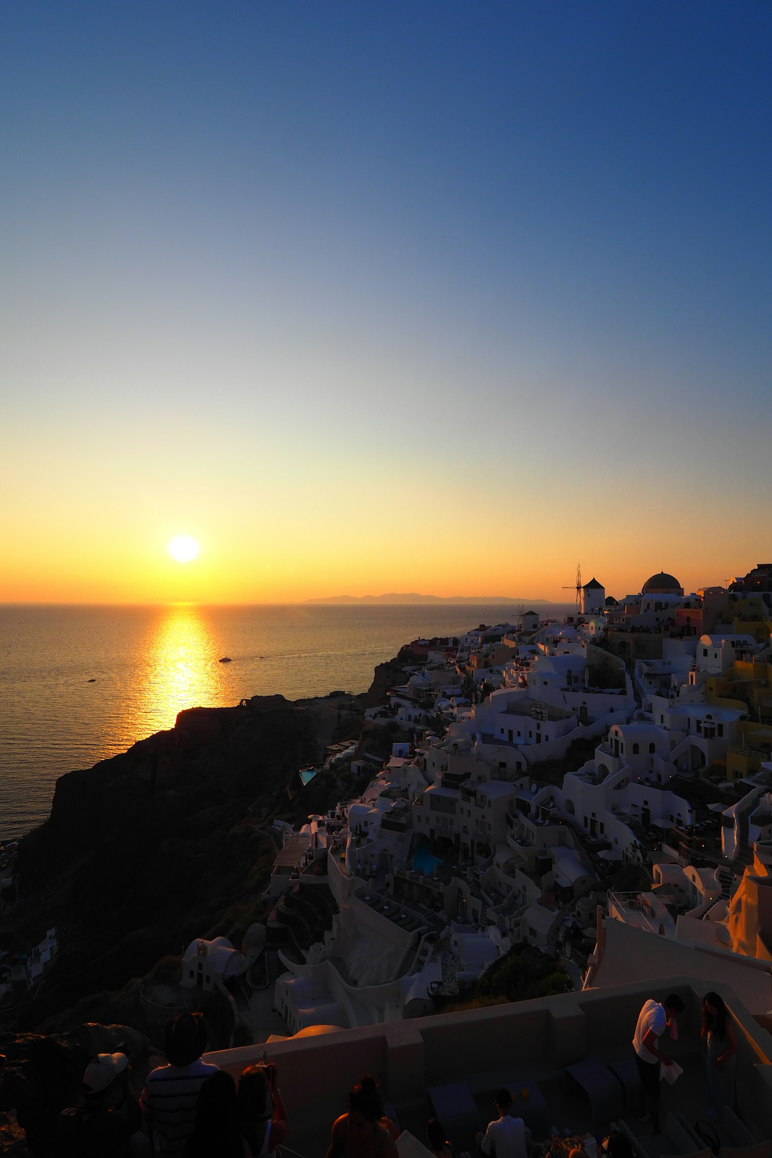 Stupendo tramonto sul mare a Santorini edifici bianchi sulla collina