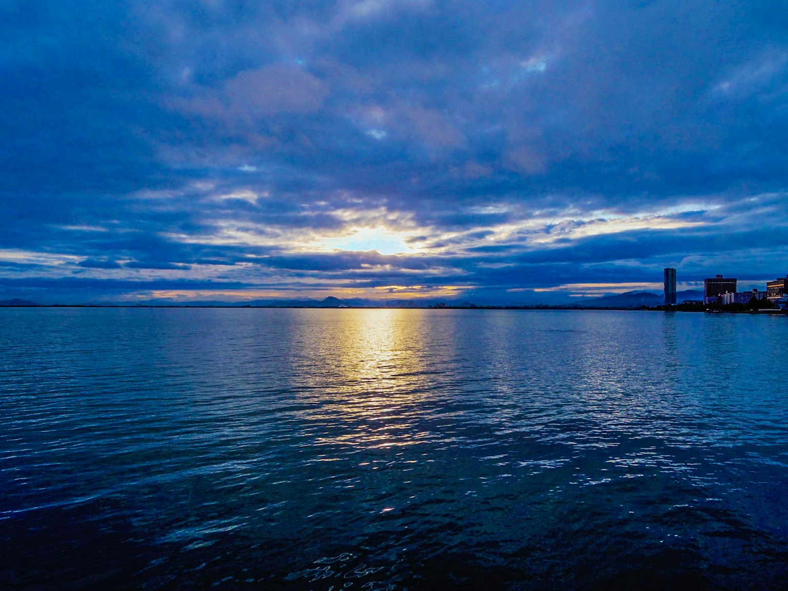 Bellissimo paesaggio al tramonto sul mare blu e il cielo