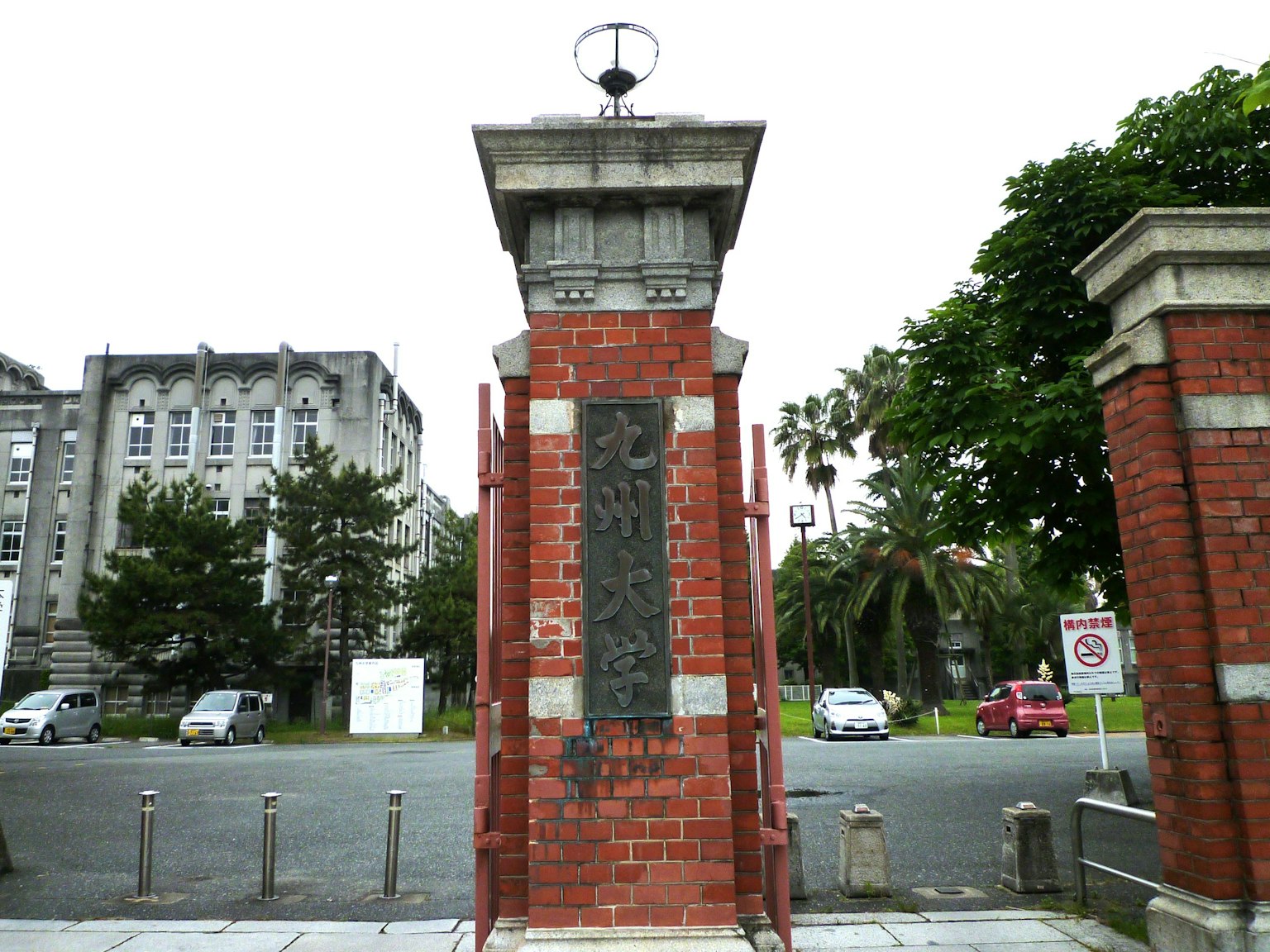 砖门与装饰性灯具和周围绿植