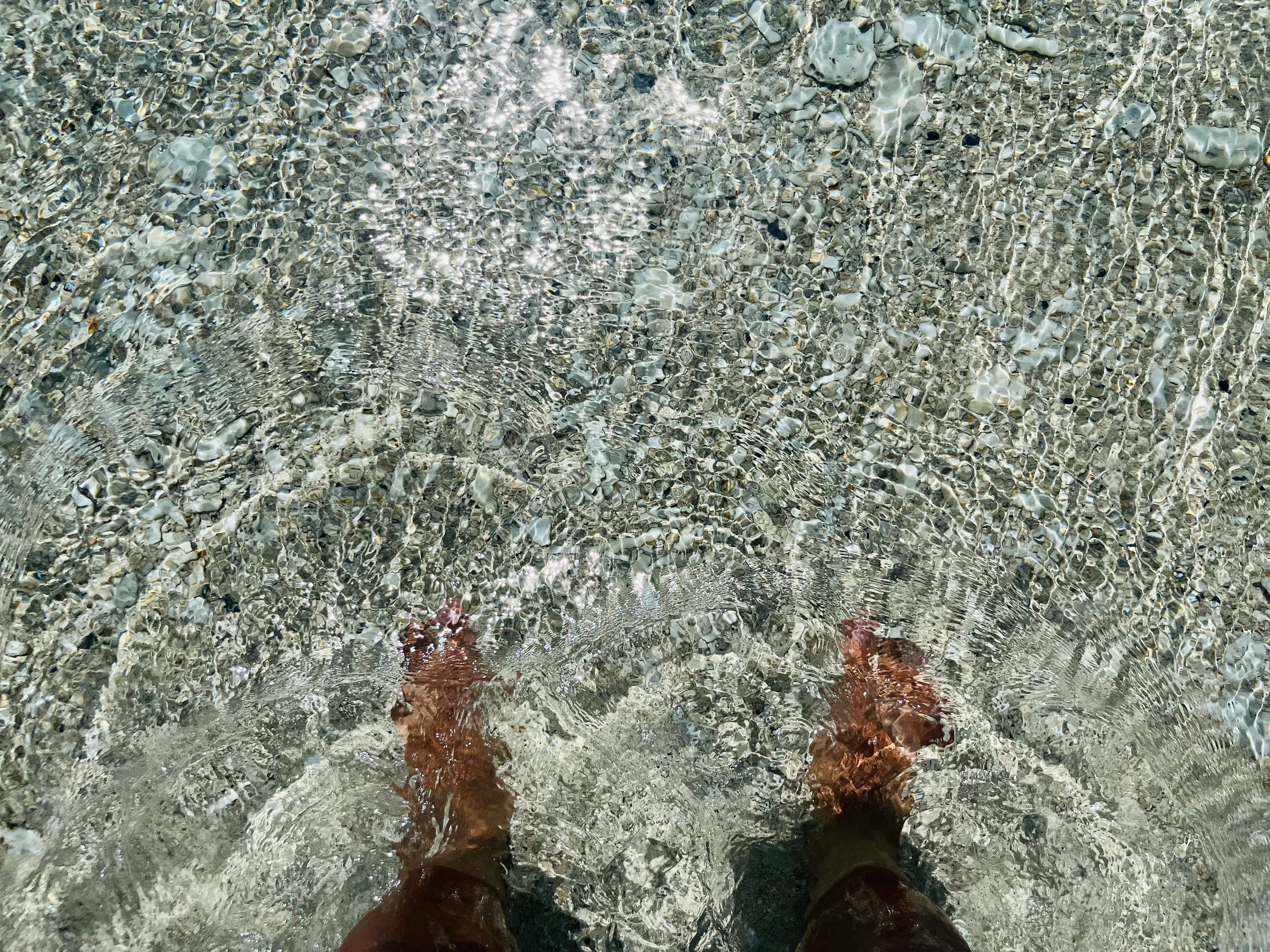 Füße im klaren Wasser