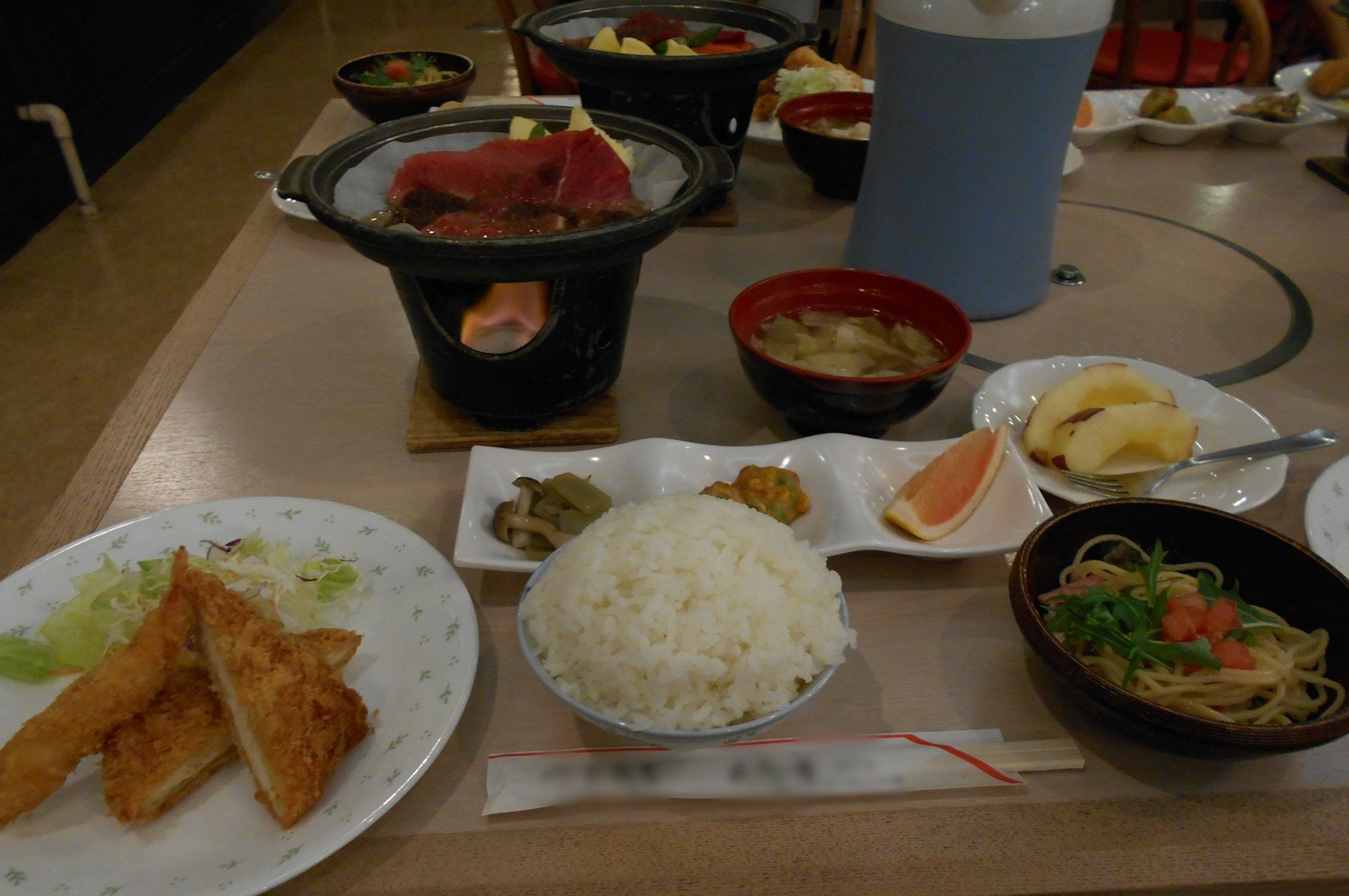 桌上的日本餐点包括涮锅米饭味噌汤沙拉和甜点
