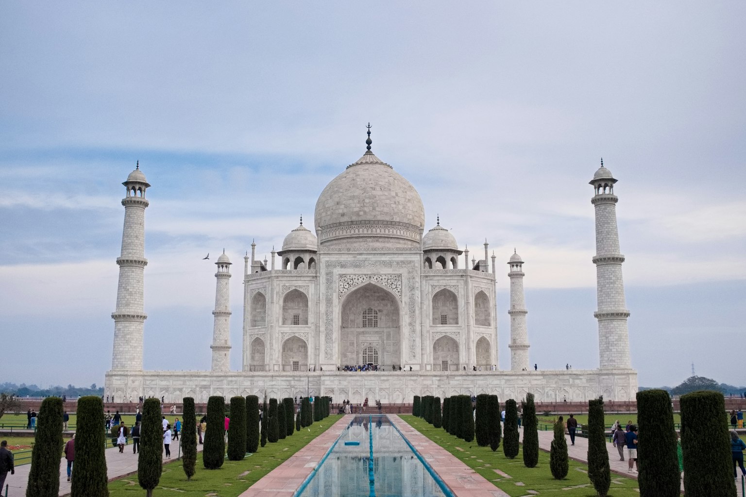 Majestätische Struktur aus weißem Marmor des Taj Mahal mit schönen Gärten